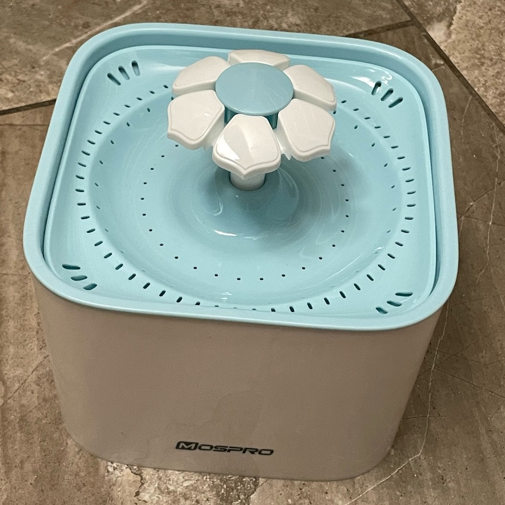 Pet drinking fountain